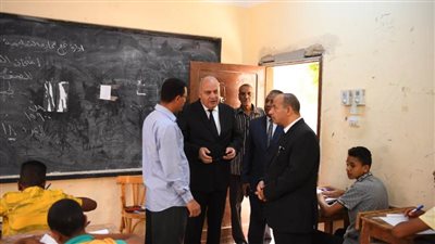 محافظ قنا يتابع انتظام سير امتحانات الفصل الدراسى الثانى للشهادة الإعدادية  