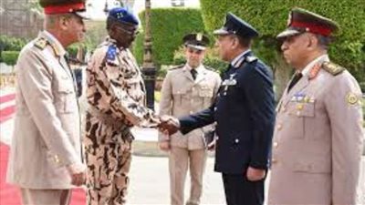 وزير الدفاع يلتقى بنظيره التشادي لبحث التعاون العسكري