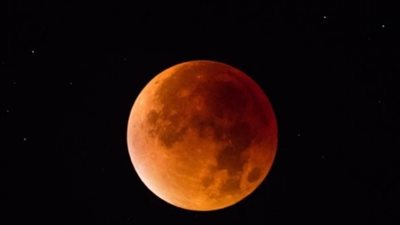 الأزهر: صلاة الخسوف سُنة مؤكدة.. وتُصلَى فُرادى أو جماعة فى البيوت أو غيرها