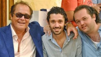 كريم محمود عبد العزيز يشارك متابعيه بصورة مع والده.. وشقيقه ويعلق: ذكريات لا تنسى