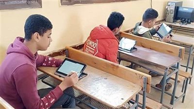 99.9 % من طلاب الصف الأول الثانوي يؤدون امتحان مادة 