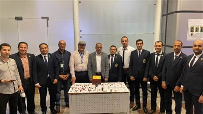 جمارك مطار الغردقه الدولى تحبط محاولة تهريب كمية من الأحجار الكريمة