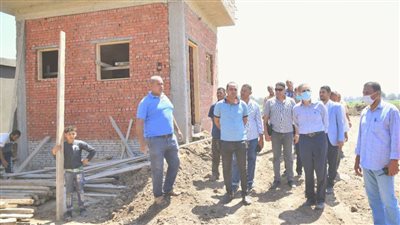 محافظ الغربية يتفقد مشروعات حياة كريمة في ٥ قرى بزفتى