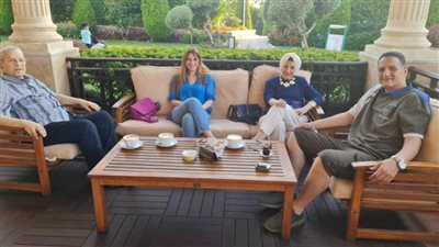 بالصور.. إيناس كامل تتألق بإطلالة أنيقة وجذابة مع عائلتها