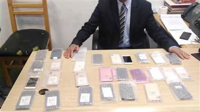 ملفوفين على جسم زوجته.. راكب يهرب 46 محمول من الجمارك بمطار برج العرب