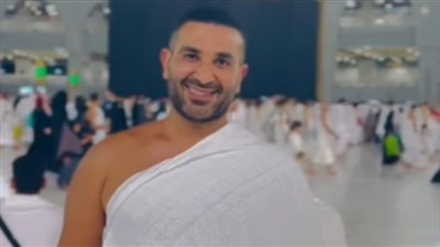 أحمد سعد يتعرض للانتقادات بسبب تأدية مناسك العمرة بالوشم والحظاظة