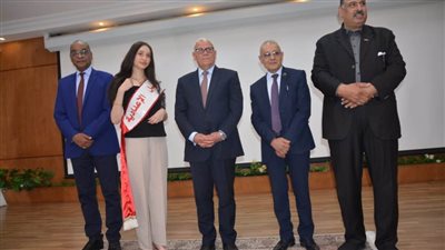 بالصور محافظ بورسعيد يكرم أوائل الشهادة الإعدادية في بورسعيد