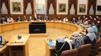 محافظ القاهرة يناقش مشكلات المستثمرين بالمنطقة الصناعية بالقطامية 