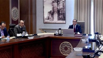 مدبولى ووزيرة التخطيط يتفقدان معرض الأعمال الخاصة