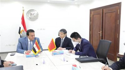 د. خالد عبد الغفار يبحث مع السفير الصيني توطين صناعة اللقاحات في مصر (صور)
