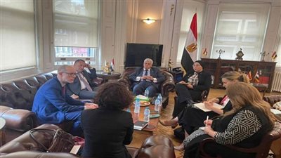 د. خالد عبد الغفار يستعرض تقريرًا عن التعاون العلمي والأكاديمي مع المؤسسات التعليمية بالمملكة المتحدة (صور)