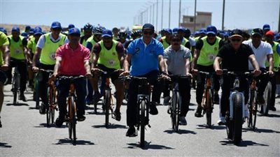 وزير الرياضة ومحافظ بور سعيد يقودان ماراثون للدراجات بمشاركة 500 شاب وفتاة من أبناء المحافظة (صور)