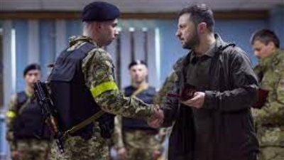 زيلينسكي يعترف باستسلام 2500 جندي أوكراني في آزوفستال