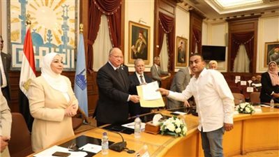 محافظ القاهرة يسلم 26 عقداً موثقاً لمصانع وورش بشق الثعبان بعد تقنين أوضاعها 