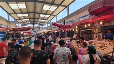 استمرار توافد المواطنين على سوق الأسماك ببورسعيد في عطلة نهاية الأسبوع