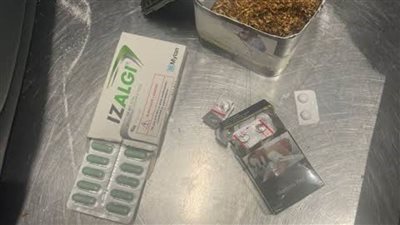 ضبط راكبين في مطار القاهرة حاولا تهريب مخدرات ومستحضرات تجميل