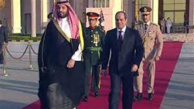 السيسي يودع ولي العهد السعودي في مطار القاهرة