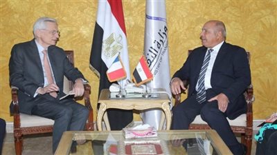 وزير النقل يبحث مع سفير فرنسا تصنيع وتوريد 55 قطارا مكيفا للخط الأول للمترو (صور)