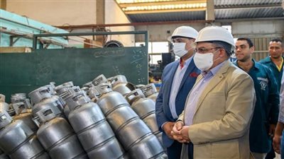 وزير الإنتاج الحربي يتابع سير العمل في 