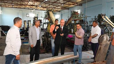 محافظ قنا يجرى جولة تفقدية بعدد من مصانع منطقة هوّ الصناعية 