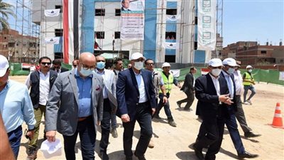 رئيس الوزراء يستمع إلى شرح تفصيلي خلال تفقده مشروعات 