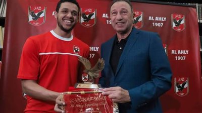 الخطيب يكرم مصطفى عسل بعد فوزه ببطولة العظماء الثمانية للإسكواش