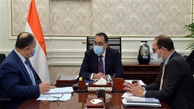 رئيس الوزراء يستعرض مع وزير المالية مستهدفات الموازنة الجديدة التي سيبدأ العمل بها الأسبوع المقبل (صور)