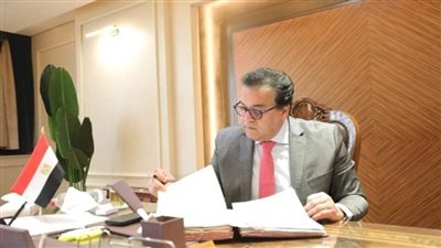 د. خالد عبد الغفار يستعرض تقريرًا عن أداء الوحدة المركزية للتدريب على تكنولوجيا المعلومات بـ