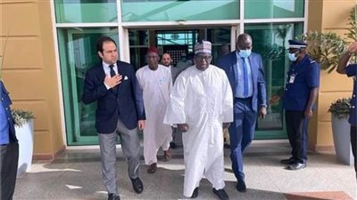 رئيس «برلمان السنغال» يستقبل أمين حكماء المسلمين بمطار داكار  