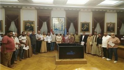 نائب محافظ القاهرة تشارك في تسليم عقود تقنين الأوضاع بقرية الفواخير 