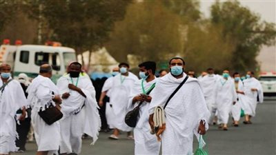 حجاج بيت الله الحرام يتوافدون إلى صعيد عرفات لأداء ركن الحج الأعظم