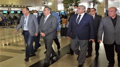 وزير الطيران يتابع حركة التشغيل بمطار القاهرة ويهنئ العاملين والمسافرين بالعيد (صور)