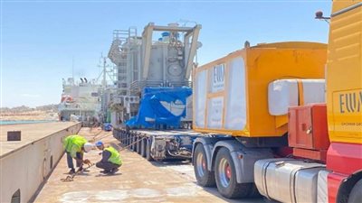 ميناء العريش يستقبل شحنتي معدات محطة الكهرباء (صور)