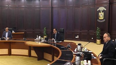 رئيس الوزراء يترأس اجتماع مجلس المحافظين (صور)