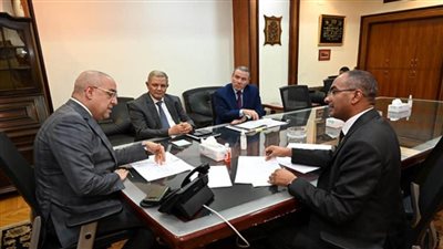 وزير الإسكان يستعرض موقف الخطة الاستراتيجية لتحلية مياه البحر (صور)