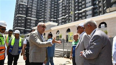 وزير الإسكان يتفقد مشروع تطوير 