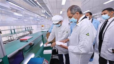 باستثمارات 30 مليون دولار.. وزير الاتصالات يتفقد مصنع فيفو الجديد للهواتف الذكية بالعاشر من رمضان (صور)
