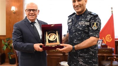 محافظ بورسعيد يستقيل قائد القوات البحرية