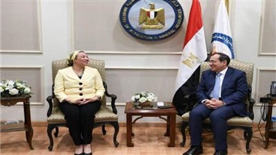 وزيرا البترول والبيئة يبحثان تنظيم فعاليات لخفض الكربون بالصناعات البترولية 
