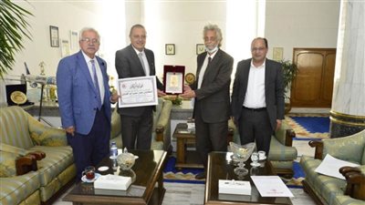 رئيس مصر للطيران يستقبل نقيب الأطباء ووكيله ويتبادلا دروع التكريم