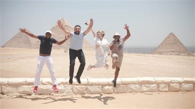 بالصور.. محمد كريم وفريق عمل A Day to Die في جولات بشوارع القاهرة قبل العرض الخاص 