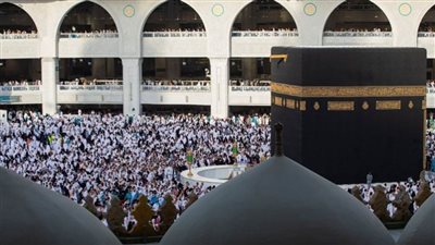 تزامناً مع موسم العمرة.. رفع الحواجز الوقائية حول الكعبة المشرفة