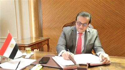 د. خالد عبد الغفار يستعرض تقريرًا عن برامج جامعة بني سويف الأهلية