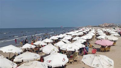 شاطئ بورسعيد كامل العدد خلال العطلة الاسبوعية