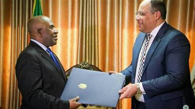 سفير مصر في تنزانيا يبحث الفرص المتاحة لتعزيز التعاون بمجال الصحة