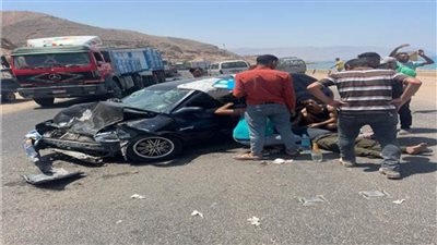 إصابة 8 أشخاص في تصادم سيارتين بطريق 