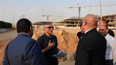 جولة تفقدية لوزير الإسكان في القاهرة الجديدة لمتابعة مشروعات المرافق والطرق (صور)