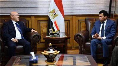 وزير الرياضة يجتمع مع رئيس الاتحاد العربى للمصارعة 