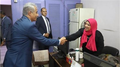 وزير القوى العاملة يكرم عاملا أعاد 200 ألف ريال سعودي إلى مالكها