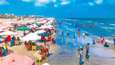 شاطئ بورسعيد يستقبل الآلاف من الزائرين للاستمتاع بالأجواء الصيفية 